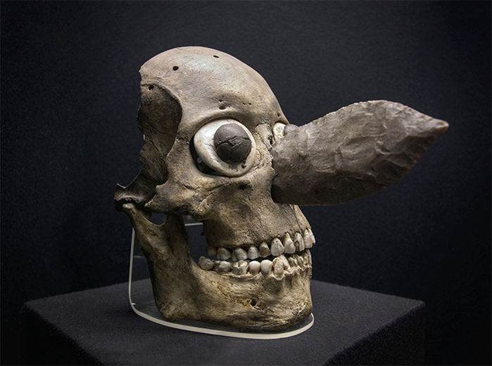 Uno de los cráneos convertidos en máscara. Su nariz es una cuchilla de obsidiana, del mismo tipo usado para los sacrificios humanos.