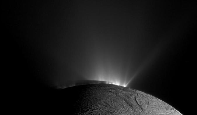 Géiseres fotografiados por la sonda Cassini.