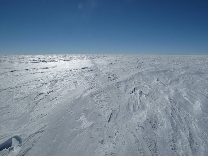 Huellas de esquís sobre la nieve de la Antártida Oriental. Pocos exploradores y aventureros han cruzado la meseta polar antártica.