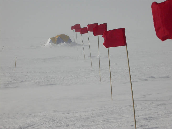 Ráfagas de nieve en un campamento cerca de la Base Vostok durante el verano antártico.