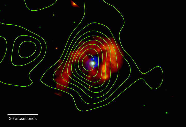 Eta Carinae brilla en rayos X en esta imagen del Observatorio Chandra de la NASA. Los colores indican diferentes energías (rojo: de 300 a 1000 eV, verde: de 1000 a 3000 eV, y azul: de 3000 a 10000 eV. Las observaciones de NuSTAR (contornos verdes), revelan una fuente de rayos X tres veces superior a la detectada por Chandra.