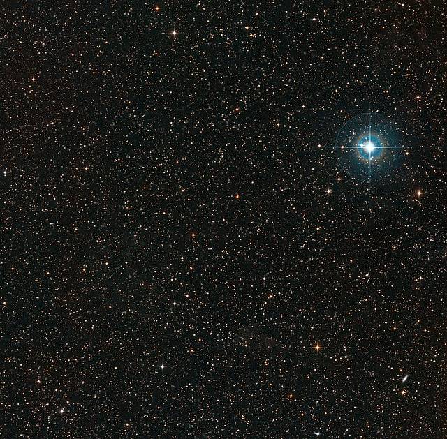 Esta imagen muestra el cielo alrededor de la tenue enana naranja PDS 70 (en el centro de la imagen). El punto azul brillante a la derecha es χ Centauri.