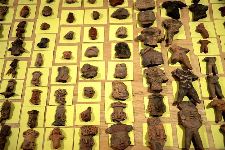 Figurillas halladas durante las excavaciones arqueológicas. Foto: Mauricio Marat, INAH.