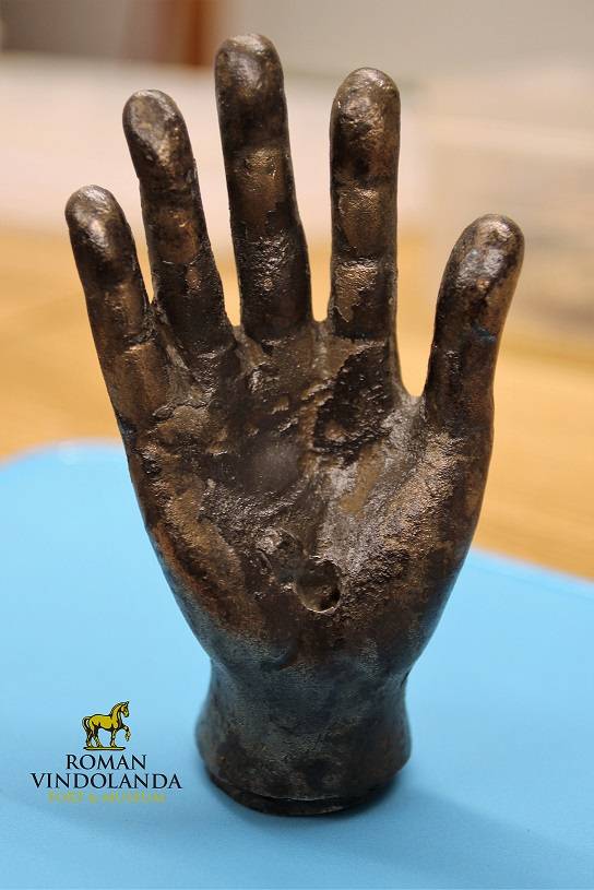 La mano de bronce luego de su restauración.