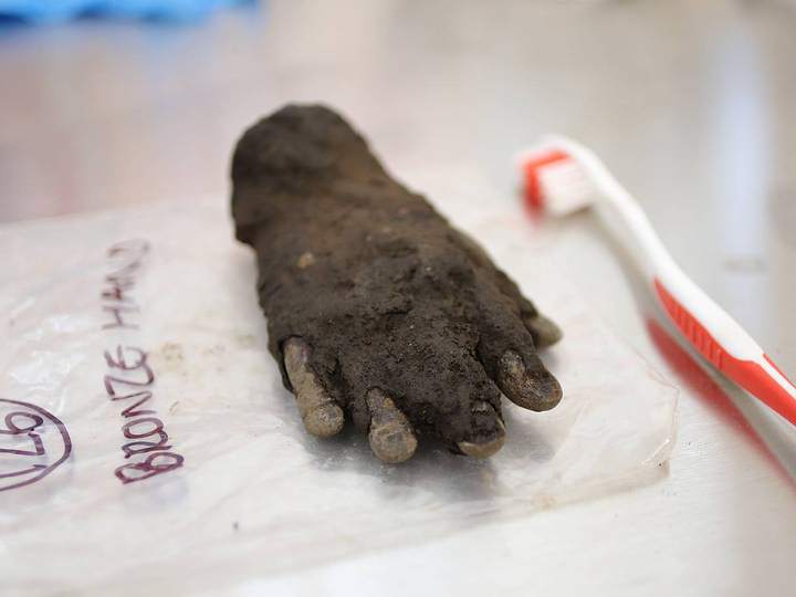 La mano de bronce antes de ser limpiada y restaurada.