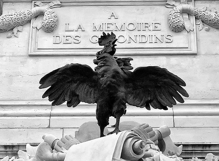 El gallo presente en el en monumento de los girondinos, en la 'la place des Quinconces', Burdeos, Francia.
