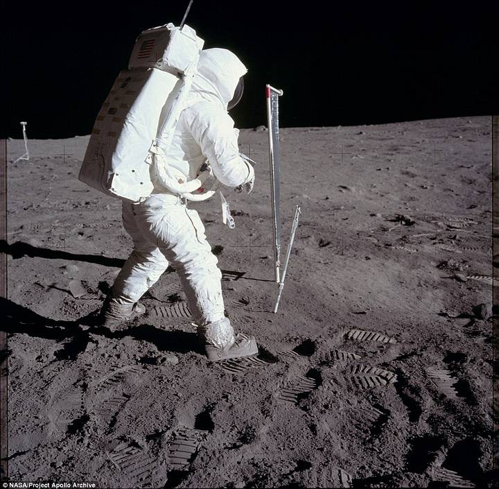 Aldrin efectuando un experimento en la Luna.
