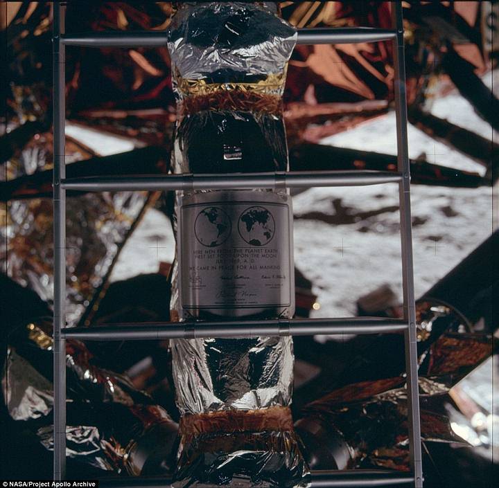 La placa dejada por los astronautas en la Luna.