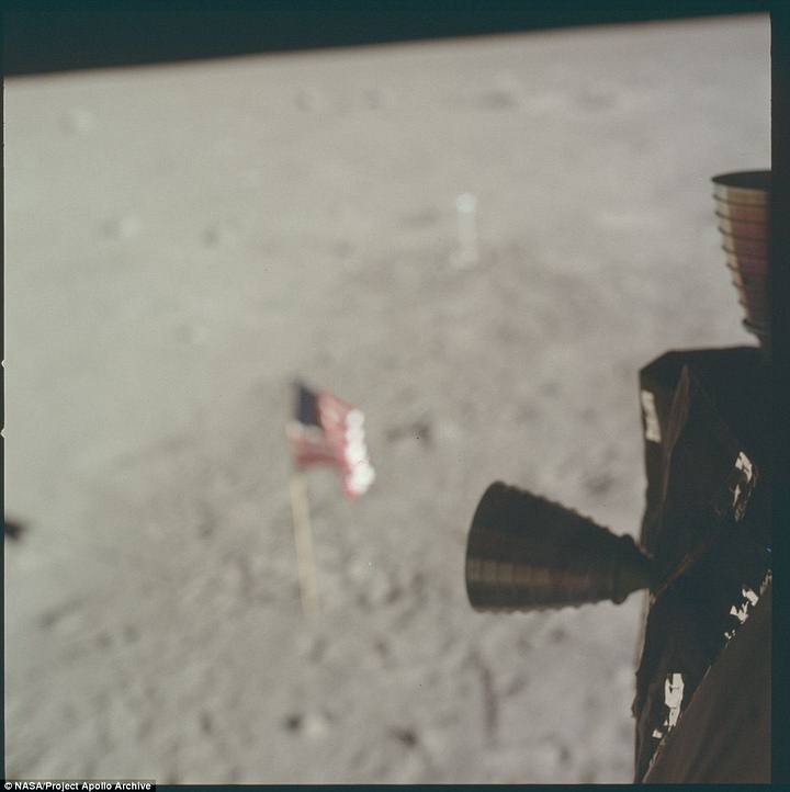 Una foto desenfocada de la bandera plantada en la Luna.