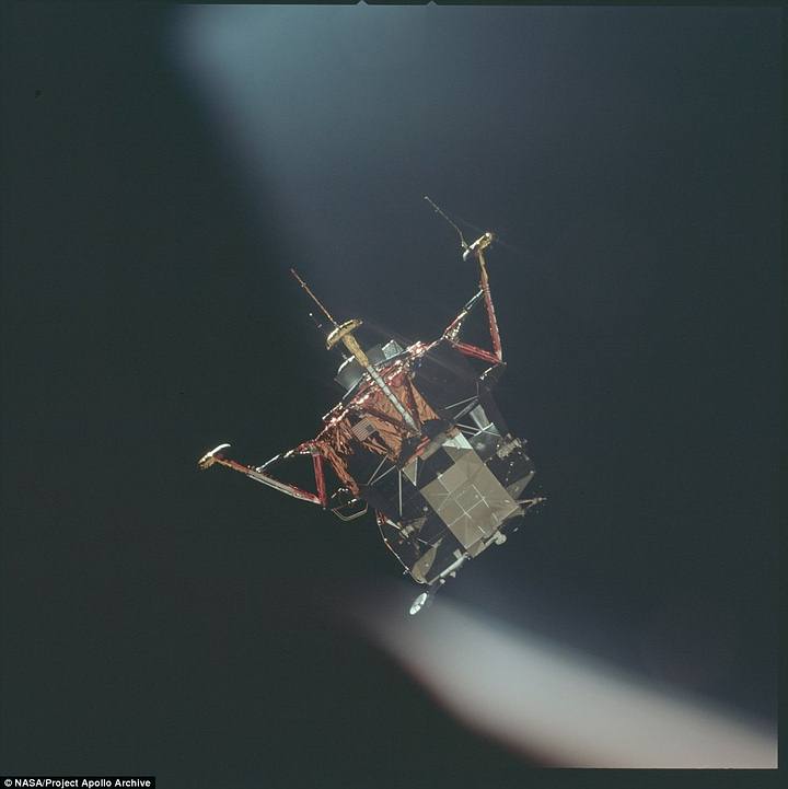El módulo lunar que lleva a Armstrong y Aldrin a la Luna se separa del módulo de comando, donde queda Collins.