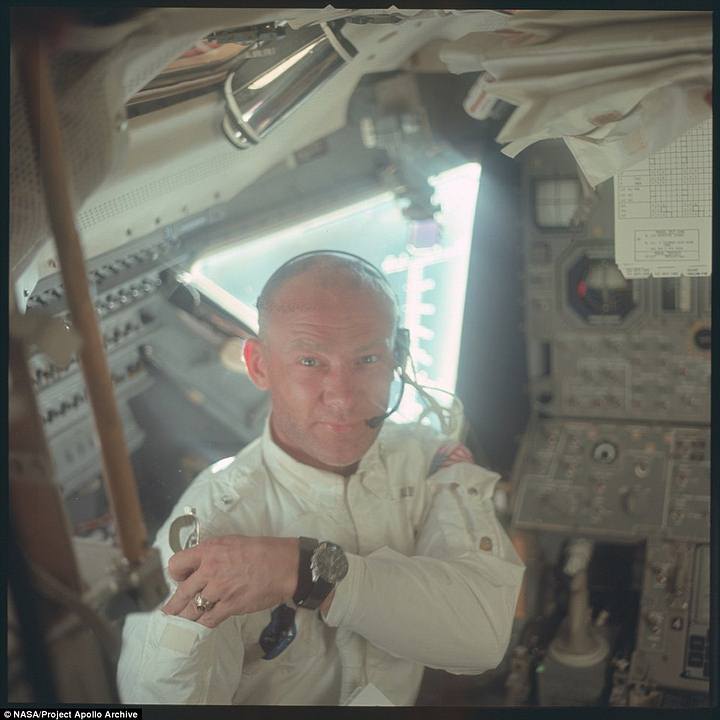 Aldrin coloca sus lentes de sol en el bolsillo de su brazo mientras se prepara para iniciar su descenso en el módulo lunar.