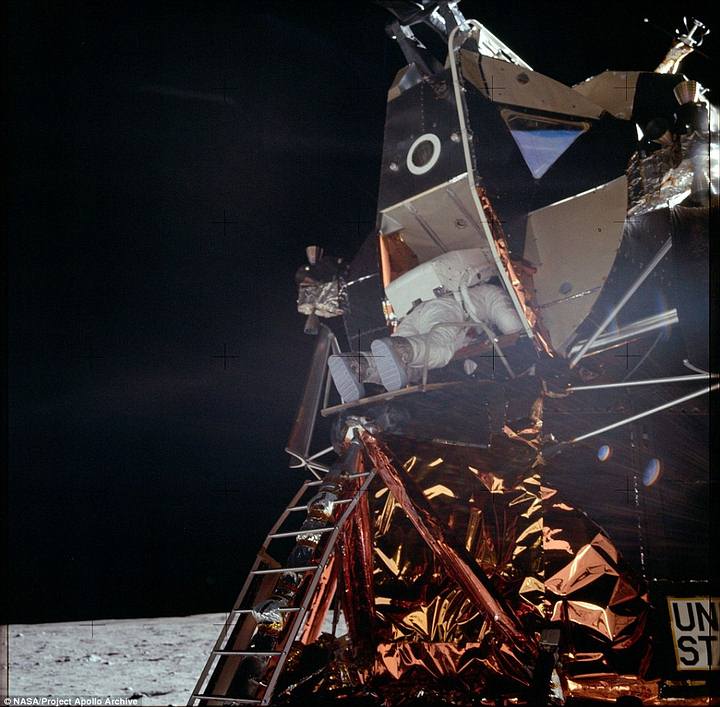 Aldrin descendiendo del módulo lunar para convertirse en el segundo hombre en pisar la Luna.