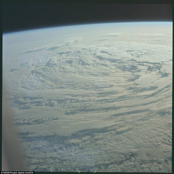 El huracán Bernice (sobre el océano Pacífico) visto desde el espacio el 16 de julio de 1969.