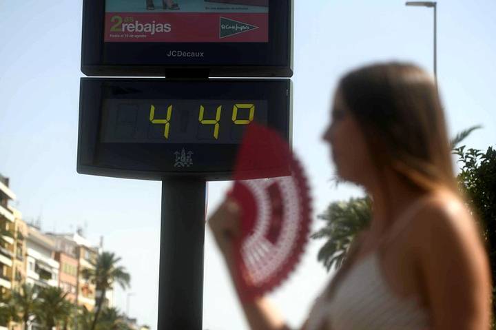 La primera ola de calor del verano en España alcanzó mínimas diurnas de 35 grados y máximas de hasta 46 grados. En total ya han fallecido 18 personas a causa del intenso calor.