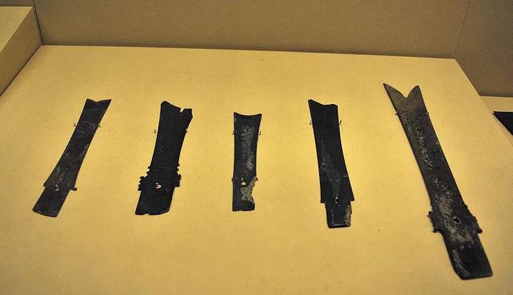 Hojas de espada y cuchillos hallados cerca de la pirámide.