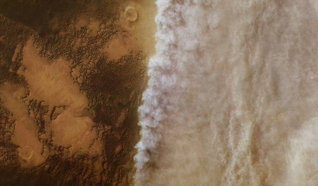 Tormenta de polvo avanzando sobre Marte. 
