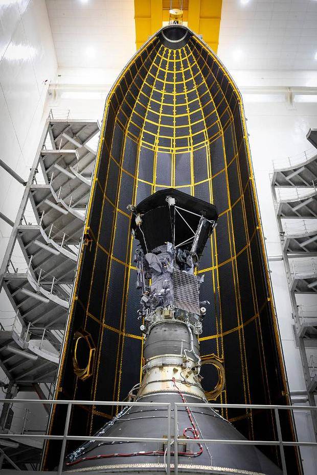 Puesta a punto de la sonda solar Parker (Solar Parker Probe), antes de ser trasladada a la plataforma de lanzamiento.