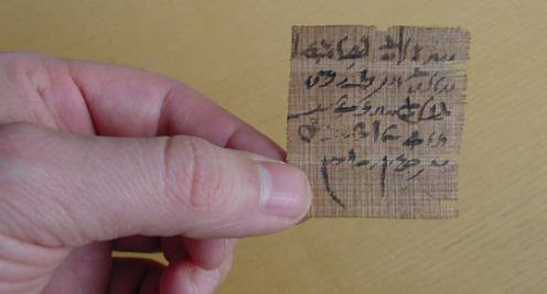 Este pequeño fragmento de papiro contiene una pregunta para el oráculo. El autor escribió dos posibles respuestas a la situación en cuestión y le solicitó a los dioses que le indicaran cuál era la verdadera. Crédito: The Papyrus Carlsberg Collection/ University of Copenhagen.