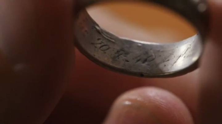 Fecha de nacimiento de Hitler grabada en la parte interior del anillo.
