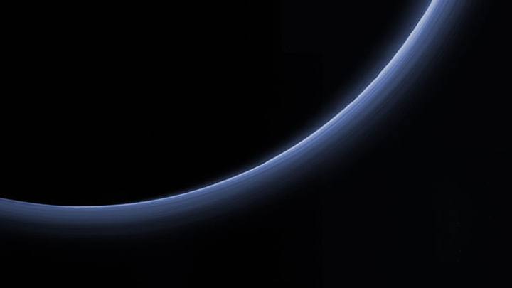 Atmósfera de Plutón fotografiada por la sonda New Horizons.