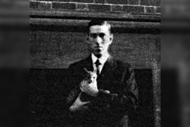 Foto de Lovecraft con su gato.
