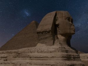 la Gran Esfinge de Guiza y las pirámides no fueron diseñadas para ser usadas como sepulcros.