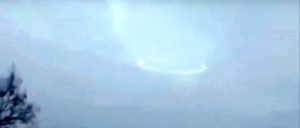 Nave extraterrestre se hace visible gracias a un rayo