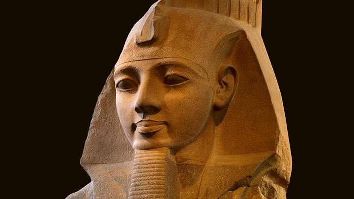 Ramsés II​ es el tercer faraón de la Dinastía XIX de Egipto, que gobernó unos 66 años, desde 1279 a.C. hasta 1213 a.C.​ Es uno de los faraones más célebres, debido a la gran cantidad de vestigios que perduran de su activo reinado.