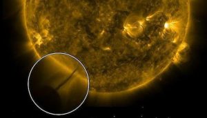 ¿Un Ovni trata de recargar energía del Sol en una tormenta Solar?